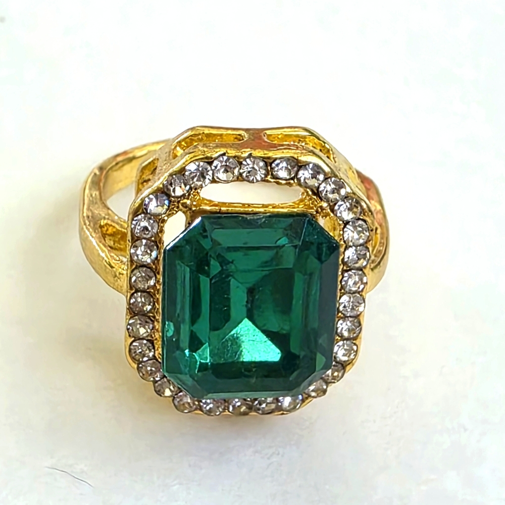 Gorgeous Emerald Green And Gold Tone Gemstone Ring